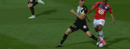 球员受伤倒地，全队围上去